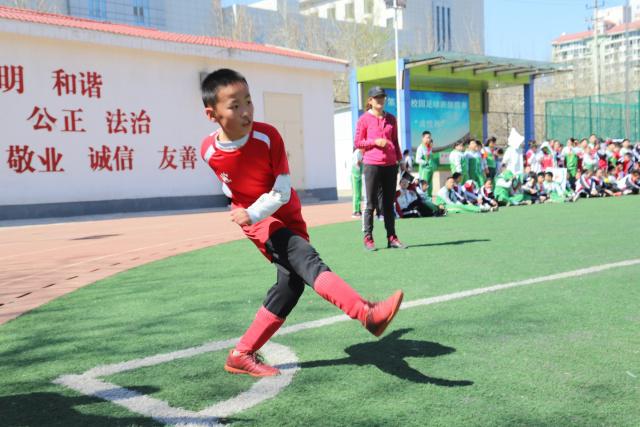 贝尔纳特盛赞梅西，称其为无可替代的足球传奇